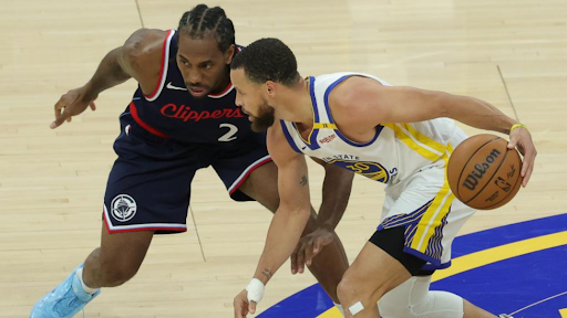 这位前锋的跑动太勤快了